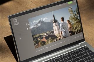 Laptop Mockup Homepage Parc Hotel Tyrol