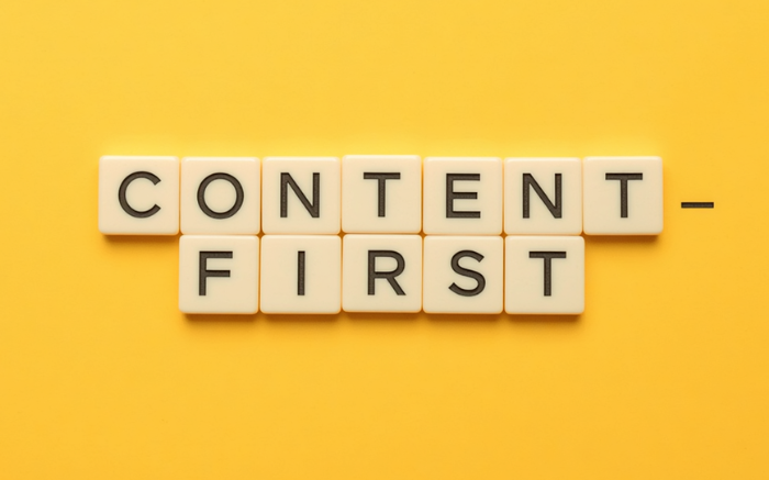 Content First in Blockbuchsstaben auf gelben Hintergrund - Blog Artikel