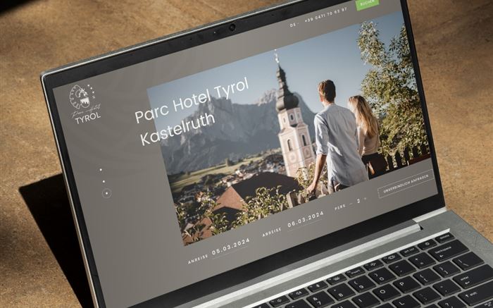 Laptop Mockup Homepage Parc Hotel Tyrol