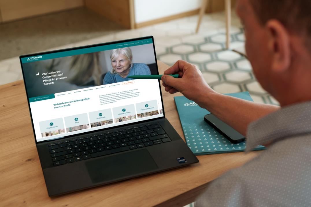 Mockup Ladurner Website auf Laptop