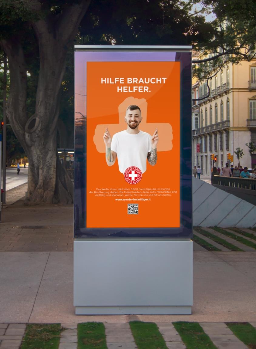 Immagine della campagna pubblicitaria su una fermata dell'autobus con codice QR che rimanda al sito web